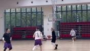 一看就会打！网友偶遇蔡徐坤打篮球配文：他真的很热爱打球🏀